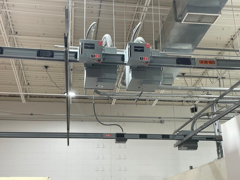 More Photos Of 4454-4458 S 67th St, Omaha Distribution For Lease