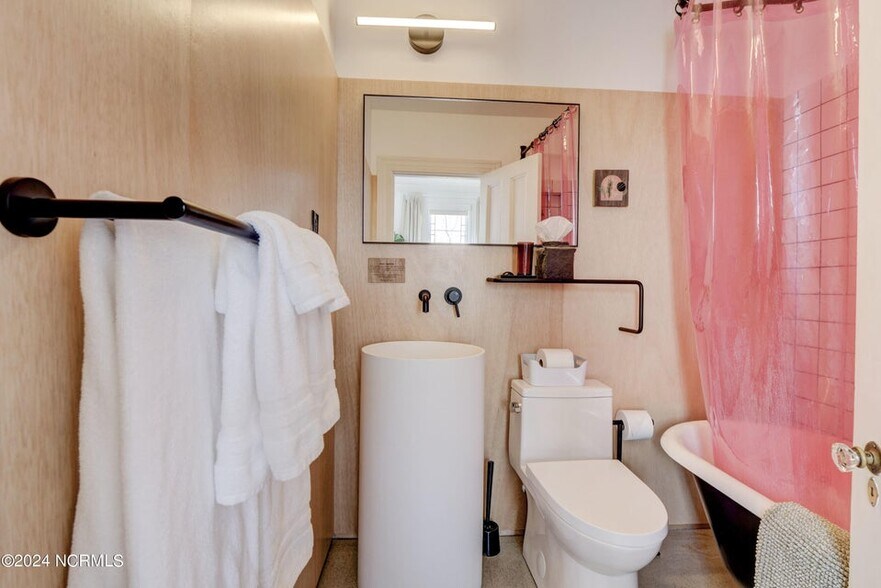 More Photos Of 118 S 4th St, Wilmington Hospitality For Sale