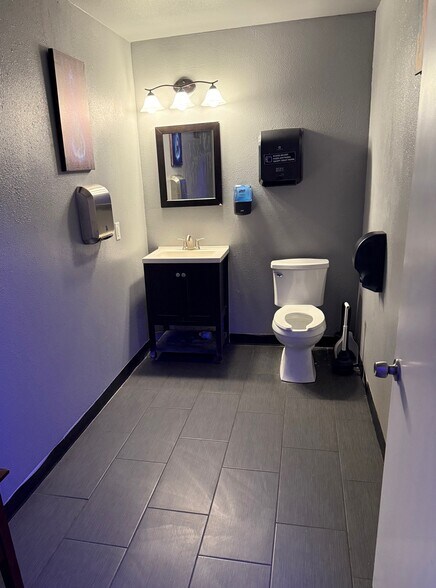 More Photos Of 1142 W Indian School Rd, Phoenix Office For Sale