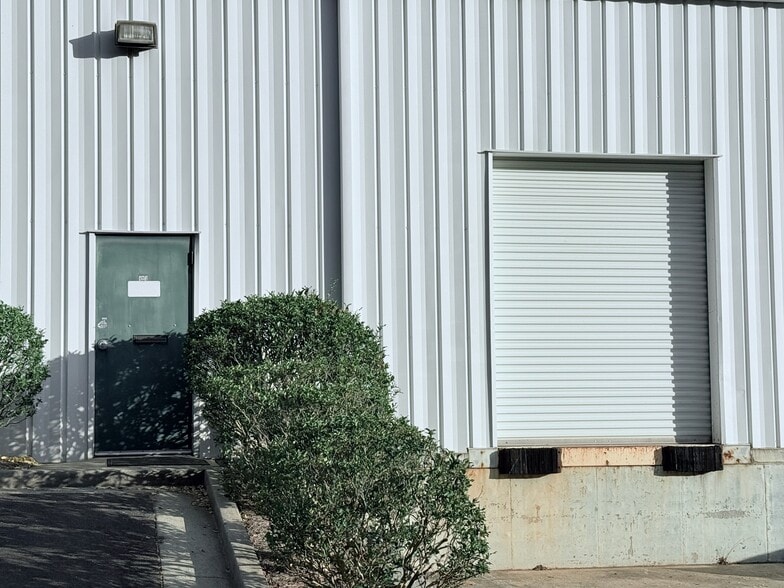 More Photos Of 100 Arnold Mill Way, Woodstock Light Distribution For Lease