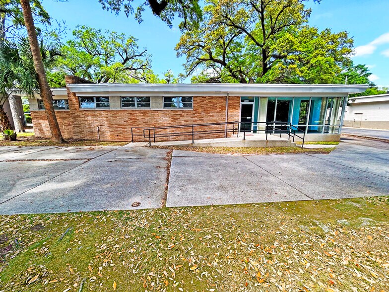 Primary Photo Of 1304 Government St, Mobile Veterinarian Kennel For Sale