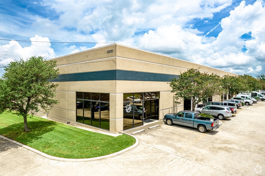 More Photos Of 12100 Crownpoint Dr, San Antonio Warehouse For Lease
