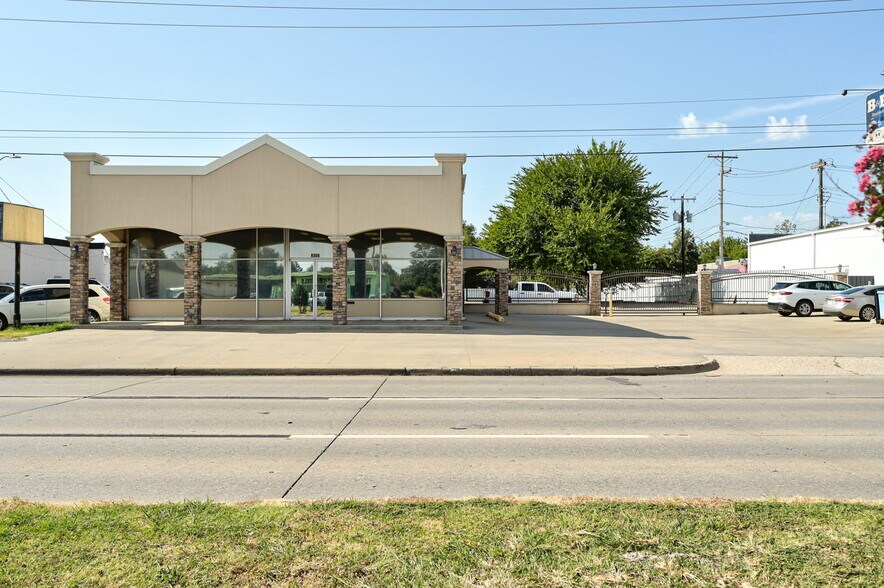 More Photos Of 6308 NW 39th Expy, Bethany Freestanding For Sale