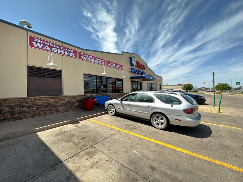 More Photos Of 904-914 SW Lee Blvd, Lawton Specialty For Sale