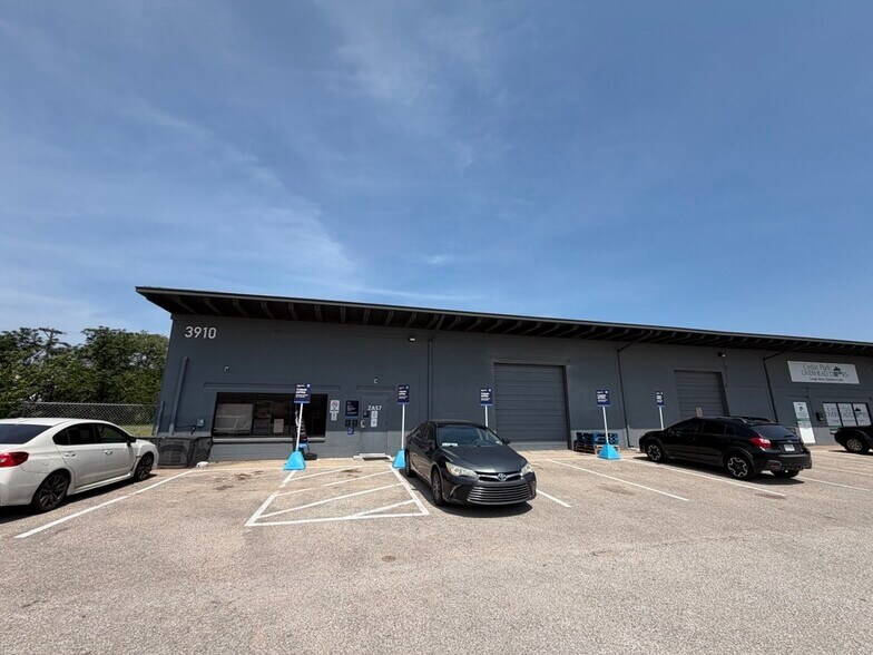 More Photos Of 3910 Warehouse Row, Austin Showroom For Sale