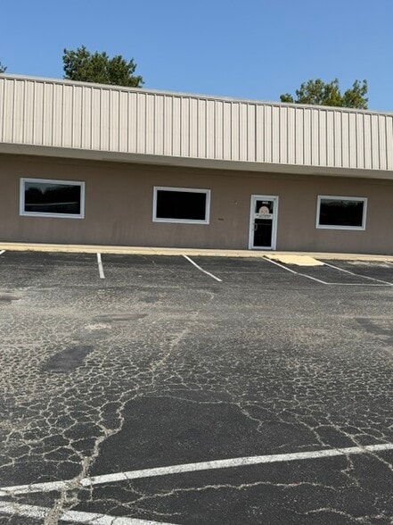 Primary Photo Of 608 W Lockling St, Brookfield Restaurant For Lease