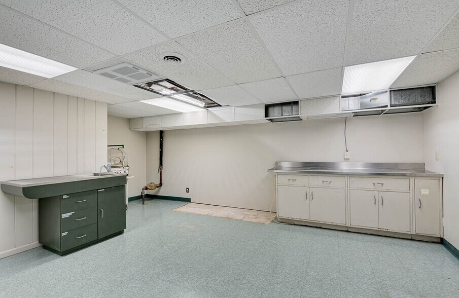 More Photos Of 32 E Mendota Rd, Inver Grove Heights Auto Dealership For Sale