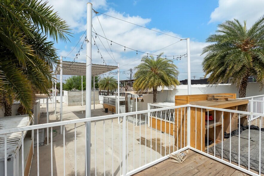 More Photos Of 312 S 17th St, McAllen Bar For Sale