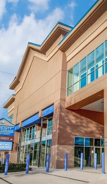 More Photos Of 5611 S Rice Ave, Houston Self Storage For Lease