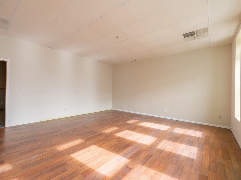 More Photos Of 353 Court St, Pekin Storefront Retail Residential For Sale
