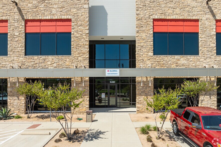 More Photos Of 2119 N I-35 E, DeSoto Distribution For Lease