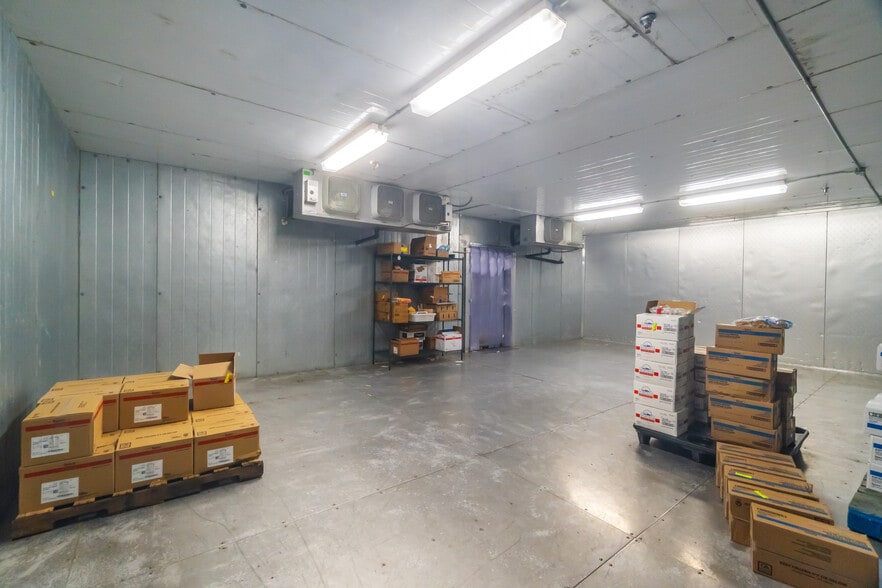 More Photos Of 1907 Gateway Blvd, Charlotte Warehouse For Sale