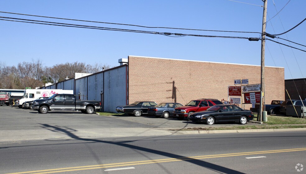 More Photos Of 9090-9106 Euclid Ave, Manassas Warehouse For Lease