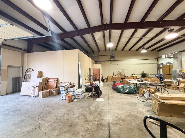 More Photos Of 1008 W Farmer St, Ozark Warehouse For Lease