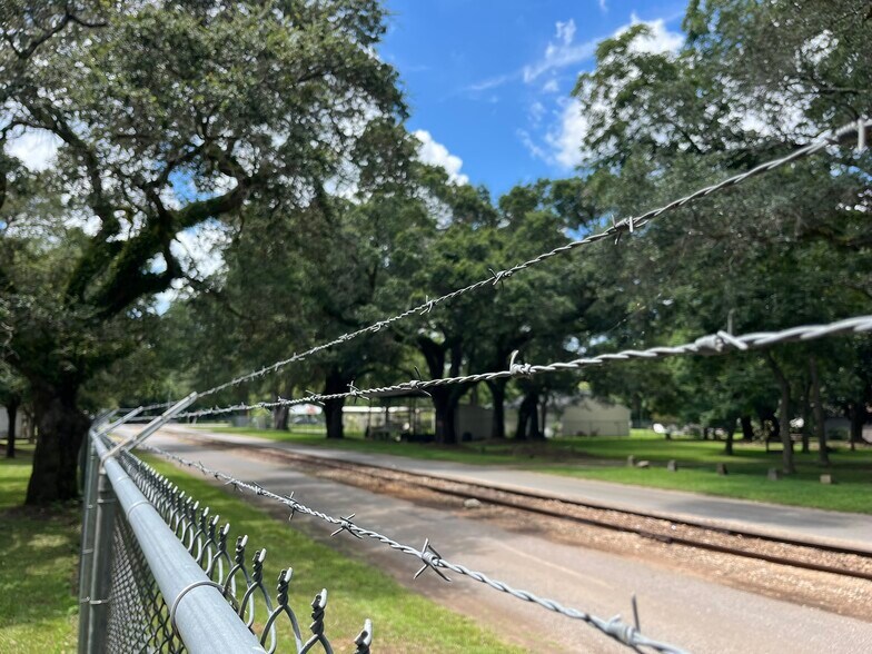 More Photos Of 2400 W Herman St, Pensacola Warehouse For Sale