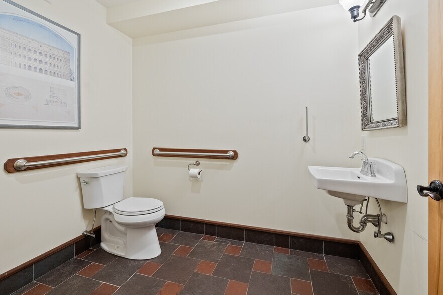 More Photos Of 114 Cemetery Ave, Manchester Center Office For Sale