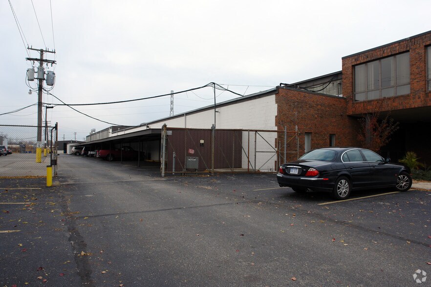 More Photos Of 31915 Groesbeck Hwy, Fraser Warehouse For Sale