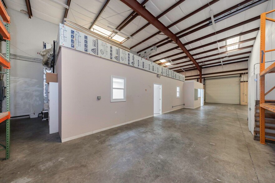 More Photos Of 565 Frederica Ln, Dunedin Warehouse For Lease