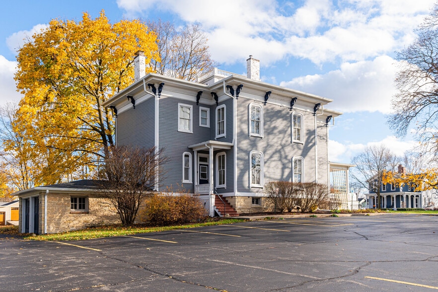 More Photos Of 223 E State St, Geneva Office For Sale