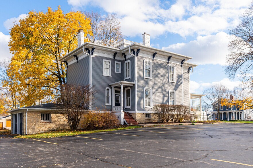 More Photos Of 223 E State St, Geneva Office For Sale