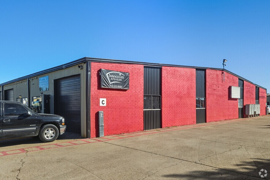 More Photos Of 9125 Airport Blvd, Houston Warehouse For Lease