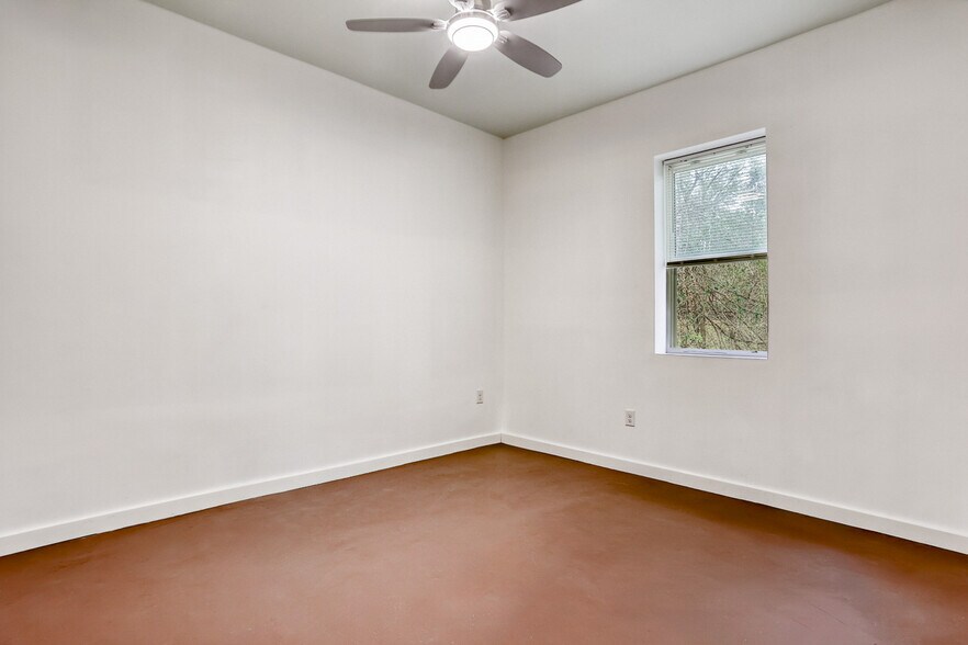 More Photos Of 55 Main St, Garden City Storefront For Lease