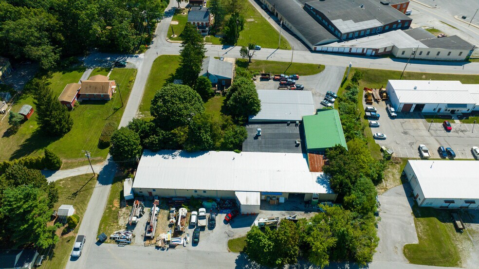 More Photos Of 280 N Park St, Dallastown Warehouse For Lease