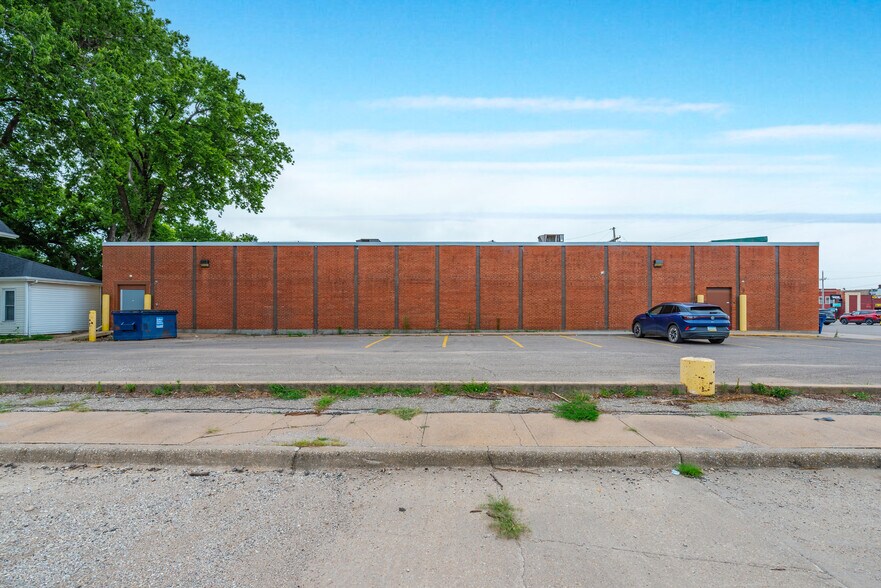 More Photos Of 409 N Buckeye Ave, Abilene Freestanding For Lease