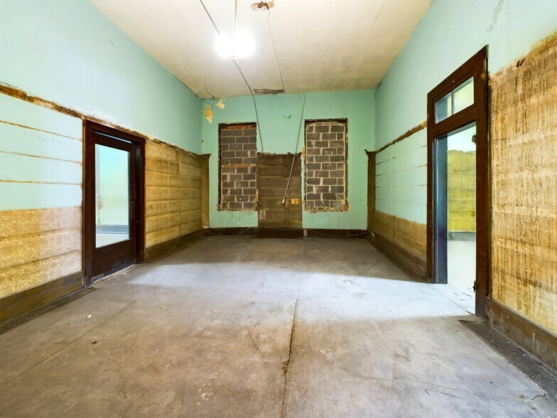 More Photos Of 309 S Ohio Ave, Sedalia Storefront Retail Office For Sale