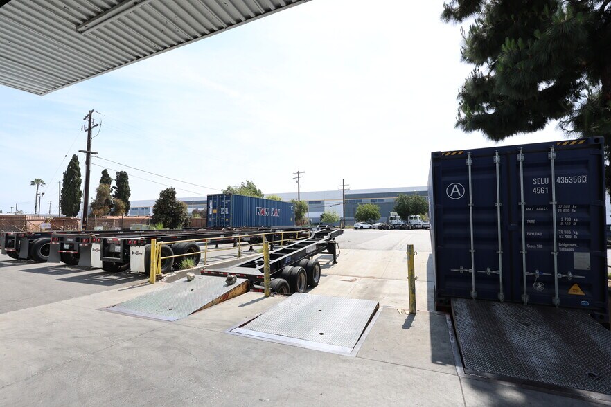 More Photos Of 125 N Vineland Ave, City of Industry Distribution For Lease