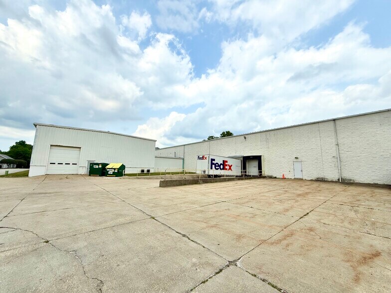 More Photos Of 528 E Washington St, Chagrin Falls Warehouse For Lease