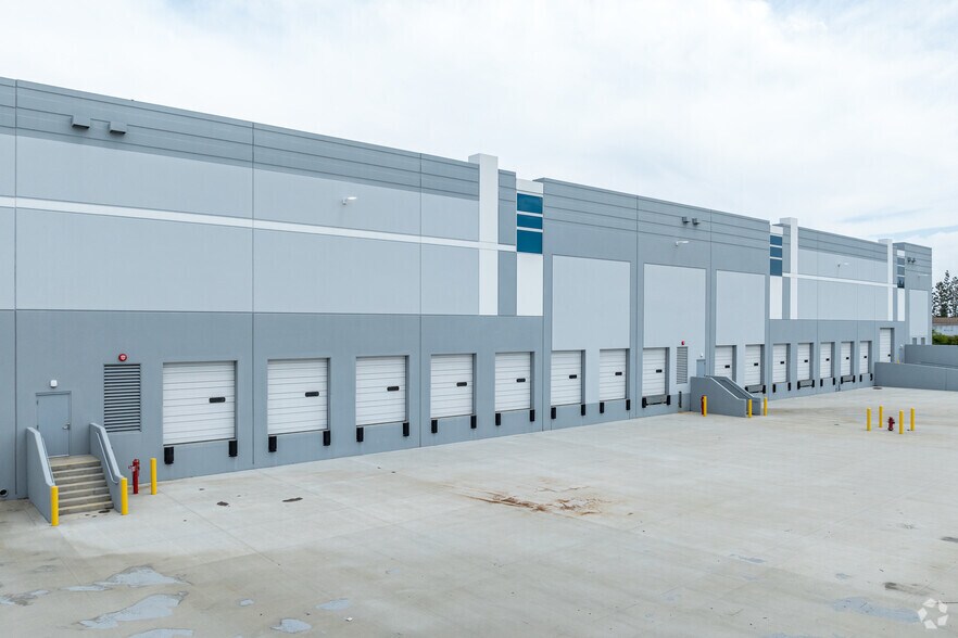 More Photos Of 2872 E La Palma Ave, Anaheim Distribution For Lease