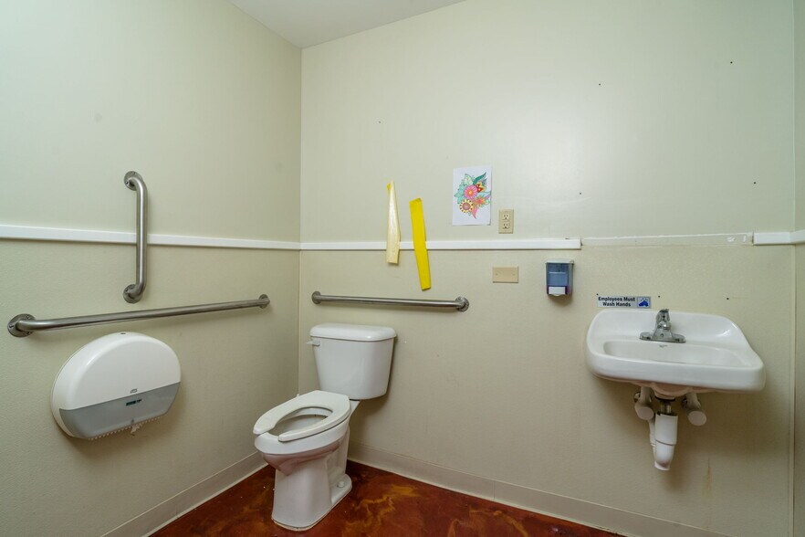More Photos Of 2323 W Main St, Waynesboro General Retail For Sale