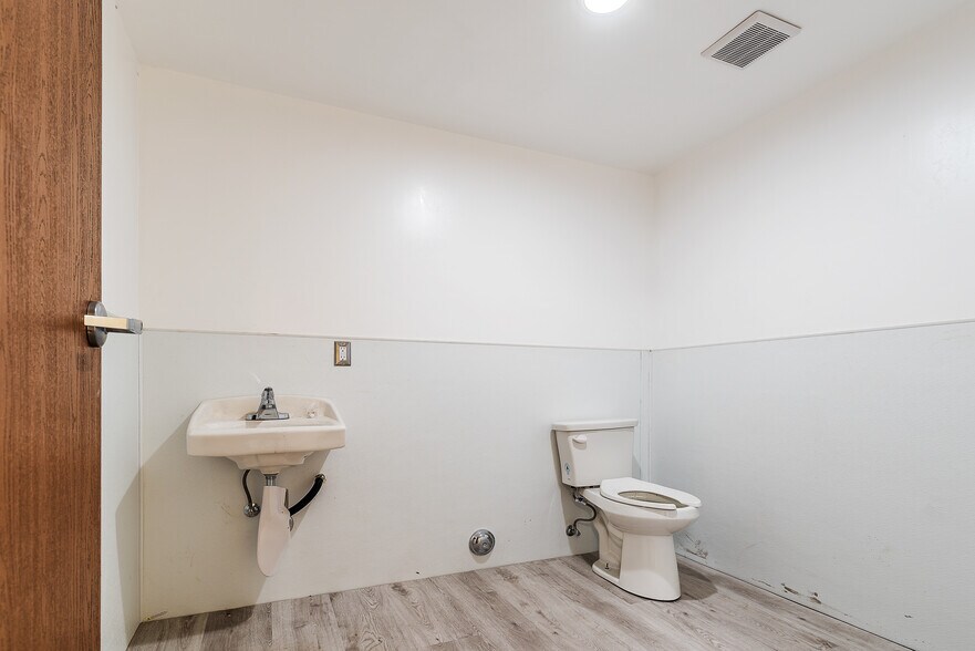 More Photos Of 8020 Ronson Rd, San Diego Warehouse For Lease