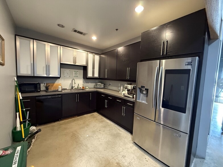 More Photos Of 620-624 N Victory Blvd, Burbank Warehouse For Lease