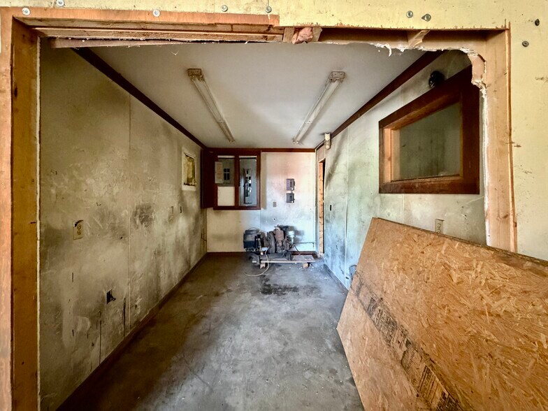 More Photos Of 8071 N McRaven Rd, Clinton Industrial For Sale