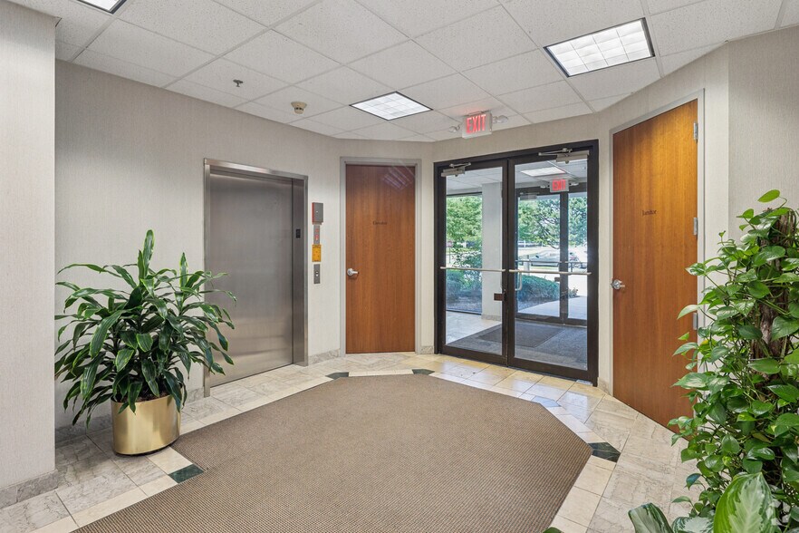 More Photos Of 1749 S Naperville Rd, Wheaton Office For Lease