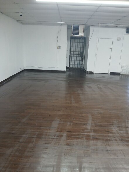 More Photos Of 6111 SRL Thornton Freeway, Dallas General Retail For Lease