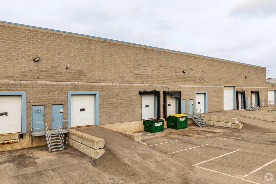 More Photos Of 9800-9892 Boul du Golf, Montréal Flex For Lease