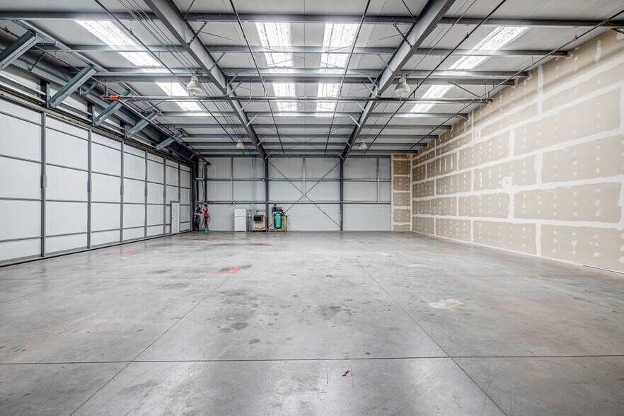 More Photos Of 2730 Airport Dr, North Las Vegas Airplane Hangar For Sale