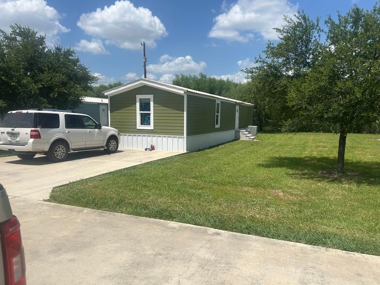 More Photos Of 1911 Wald Rd, New Braunfels Manufactured Housing Mobile Home Park For Sale