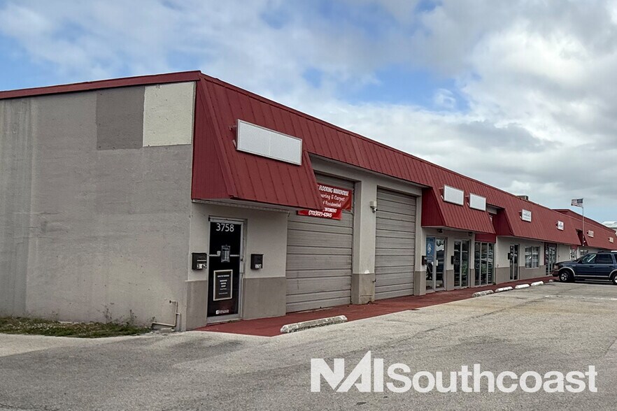 More Photos Of 3700-3758 SE Dixie Hwy, Stuart General Retail For Lease