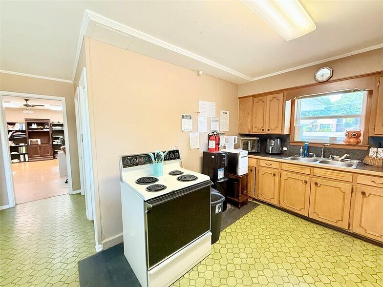 More Photos Of 2802 W Main St, Russellville Office For Sale