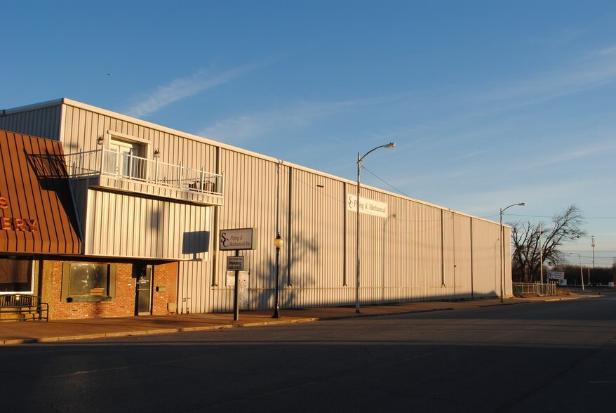 Primary Photo Of 223-227 S Main St, Wagoner Warehouse For Sale