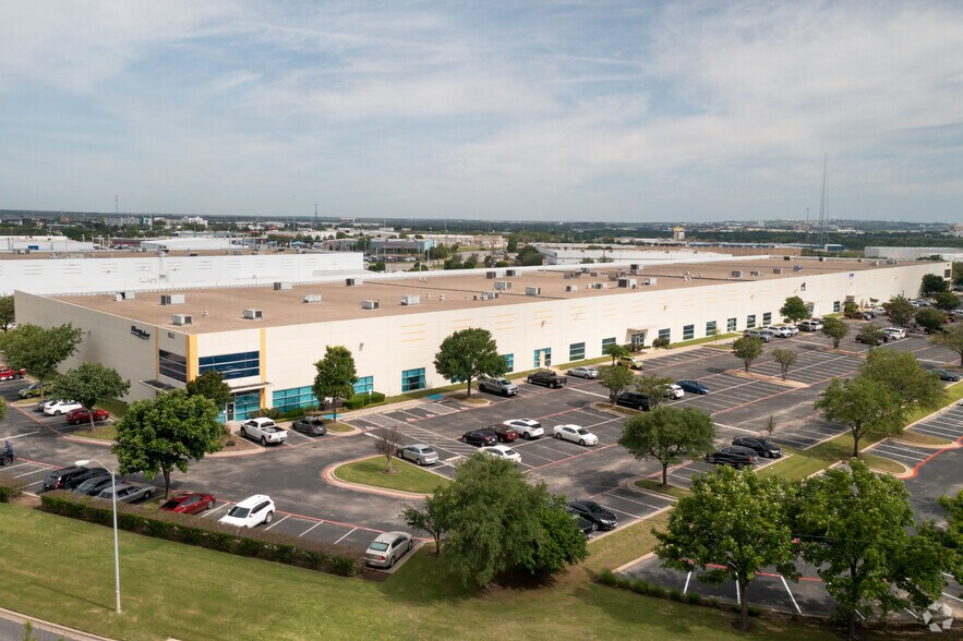 More Photos Of 106 E Old Settlers Blvd, Round Rock Warehouse For Lease