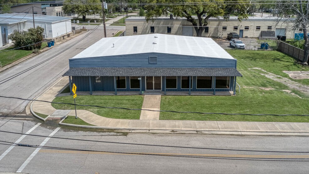 Primary Photo Of 1118 Smith St, Waller Showroom For Sale