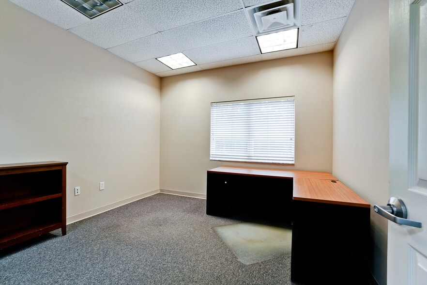 More Photos Of 2940-2946 University Pky, Sarasota Office For Lease