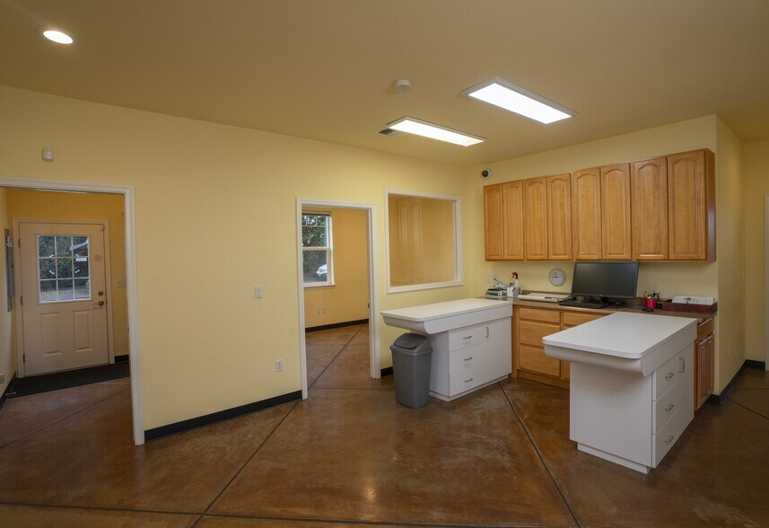 More Photos Of 660 N 7th Ave, Sequim Veterinarian Kennel For Sale