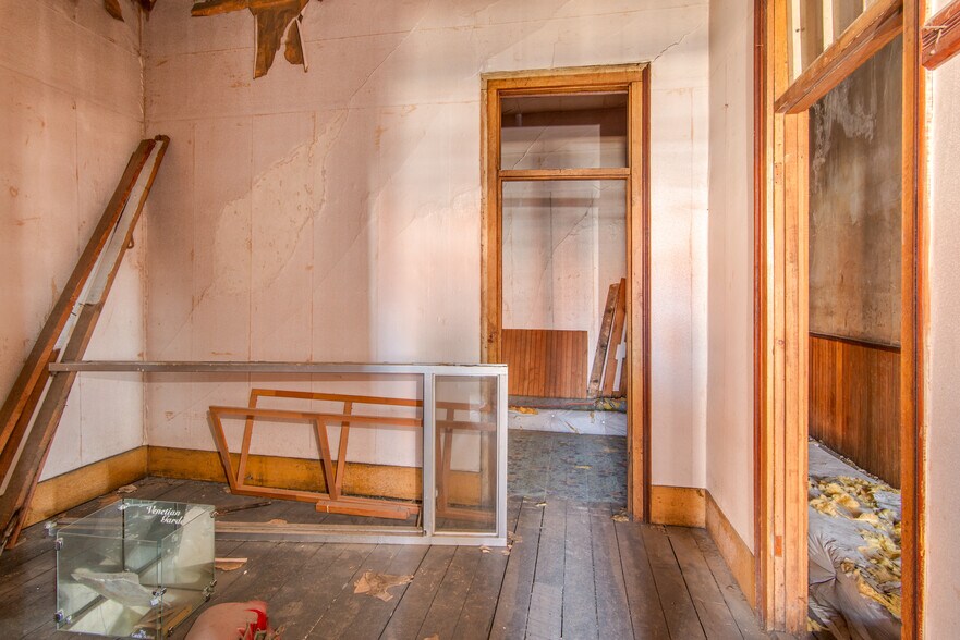 More Photos Of 128-130 N Mill St, Saint Louis General Retail For Sale