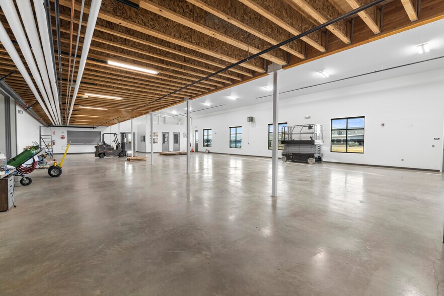 More Photos Of 3300 W Aviation Dr, Hayden Light Distribution For Lease
